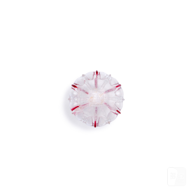 A ruby-red overlay glass 'melon' water pot, Qing dynasty, 19th century | 清十九世紀 透明地套寶石紅料瓜棱水盂 《乾隆年製》仿款 - 图3